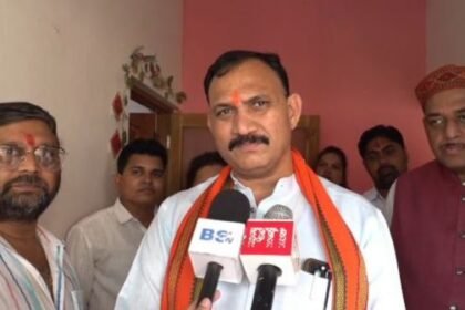 Health Minister Shyam Bihari Jaiswal on Mahasamund visit