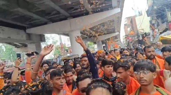 On the first Monday, a huge crowd of devotees gathered at the Pahari Mandir in Ranchi