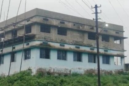 Chirmiri: Construction of second floor on dilapidated community building without safety check