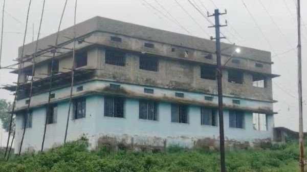 Chirmiri: Construction of second floor on dilapidated community building without safety check