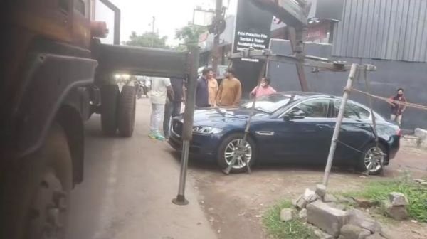 Raipur: Luxury Jaguar of history-sheeter Tomar brothers confiscated
