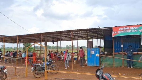 Illegal snack shops operating near liquor shop in Bemetara