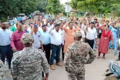 Irregularities in rationalization, protest by Teachers' Joint Forum in Dhamtari