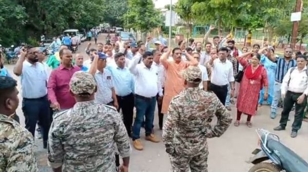 Irregularities in rationalization, protest by Teachers' Joint Forum in Dhamtari