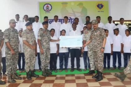 Mass surrender of 25 Maoists in Bijapur