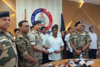 Mass surrender of 13 Naxalites in Kanker
