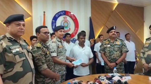 Mass surrender of 13 Naxalites in Kanker