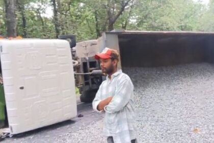 Balrampur Breaking: Ballast loaded Hiva overturned in Semar Sot