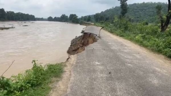 Korba: Road washed away due to heavy rain, connectivity of many villages including Lepra lost