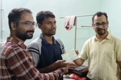 Flight of courage: Vishnu Munda honored by Arun Sir of 'Udaan IAS'