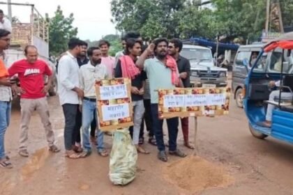 Dhamtari: Chhattisgarh Kranti Sena protests against poor condition of roads