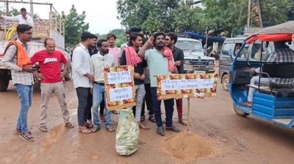 Dhamtari: Chhattisgarh Kranti Sena protests against poor condition of roads