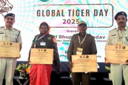 Union Forest and Environment Minister Shri Yadav honored the forest workers of the state