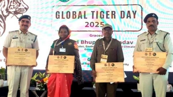 Union Forest and Environment Minister Shri Yadav honored the forest workers of the state