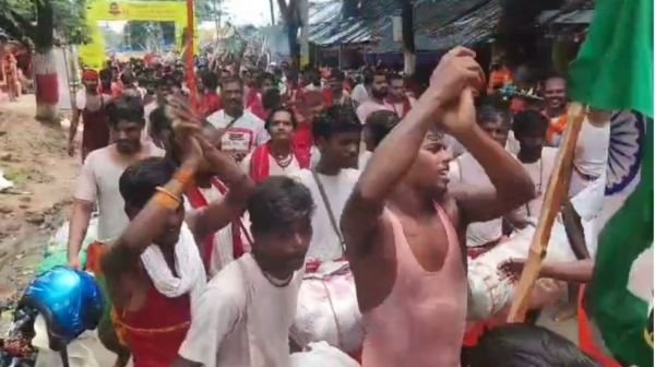 Deoghar: Shiva devotee carrying 54 feet long Kanwar made of 54 kg silver