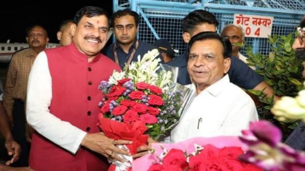 Chief Minister Dr.Yadav received a grand welcome at State Hangar Bhopal