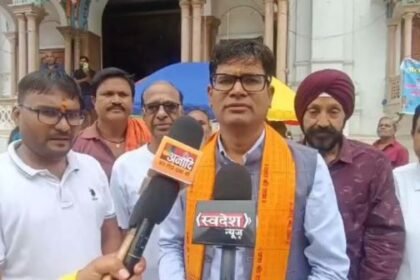 Raigarh: On Sawan Monday, Finance Minister OP Choudhary offered prayers at Gaurishankar Temple