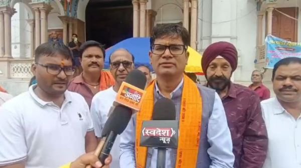 Raigarh: On Sawan Monday, Finance Minister OP Choudhary offered prayers at Gaurishankar Temple