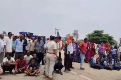 Bemetara: Demonstration regarding electricity and road problem in Murra village