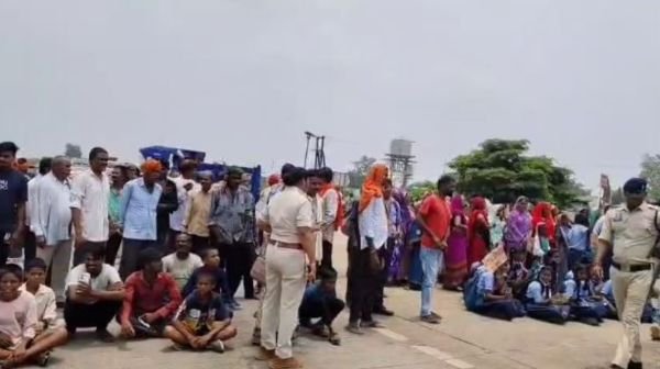 Bemetara: Demonstration regarding electricity and road problem in Murra village