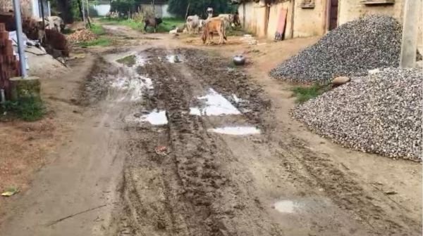 Korea: Roads of Budhar Panchayat are covered in potholes, claims of development exposed