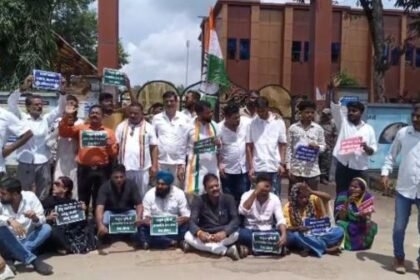 Angry with the mismanagement of Jagdalpur Municipal Corporation, Congressmen gheraoed the corporation