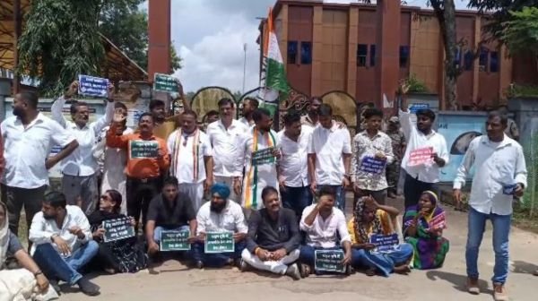 Angry with the mismanagement of Jagdalpur Municipal Corporation, Congressmen gheraoed the corporation