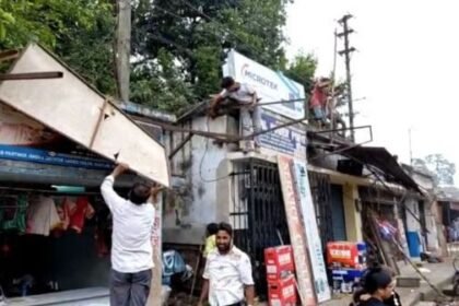 Dhanbad: Municipal Corporation's encroachment removal campaign before President's arrival