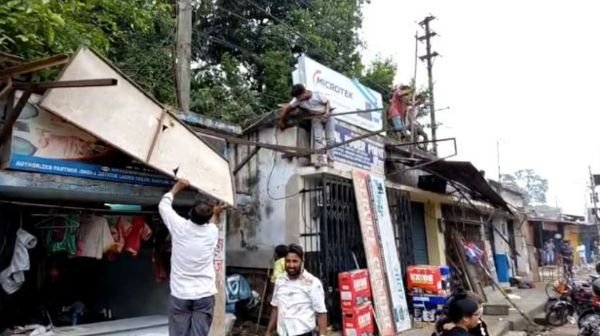 Dhanbad: Municipal Corporation's encroachment removal campaign before President's arrival