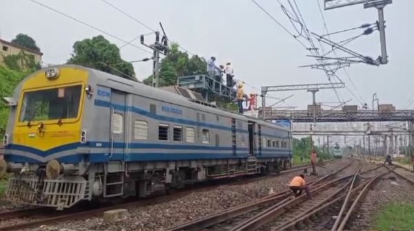 Jalianwala Bagh Express delayed due to breakage of OHE wire at Dhanbad station