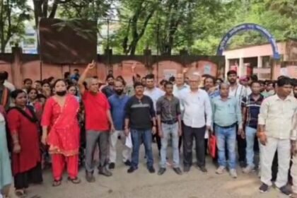 Salary pending for four months, health workers in Bokaro staged a massive protest outside the Deputy Commissioner's office