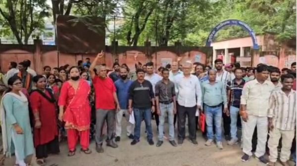 Salary pending for four months, health workers in Bokaro staged a massive protest outside the Deputy Commissioner's office