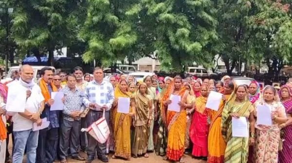 Dhamtari: Former Sarpanch defrauded lakhs of rupees by selling government land