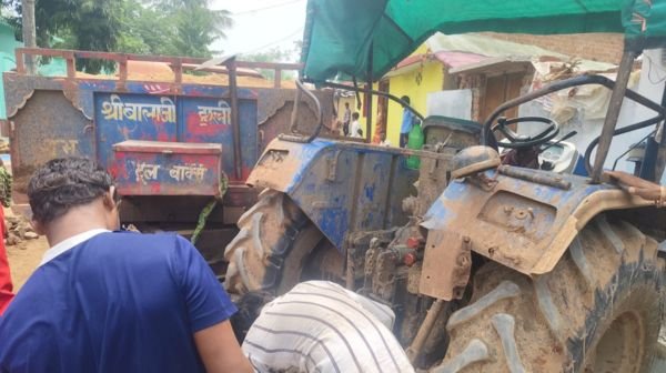 Gariaband: During action against illegal sand mining, an uncontrolled tractor entered the house