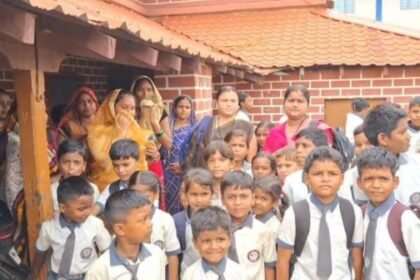 Bemetara: Parents angry with the huge shortage of teachers, reached the District Education Office