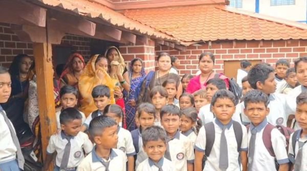 Bemetara: Parents angry with the huge shortage of teachers, reached the District Education Office