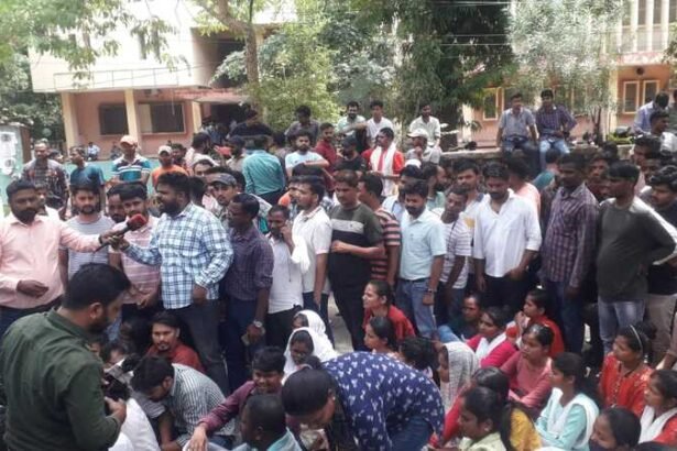 रांची में जर्जर स्कूल की छत गिरने से एक की मौत, तीन गंभीर; शव रख सड़क पर प्रदर्शन