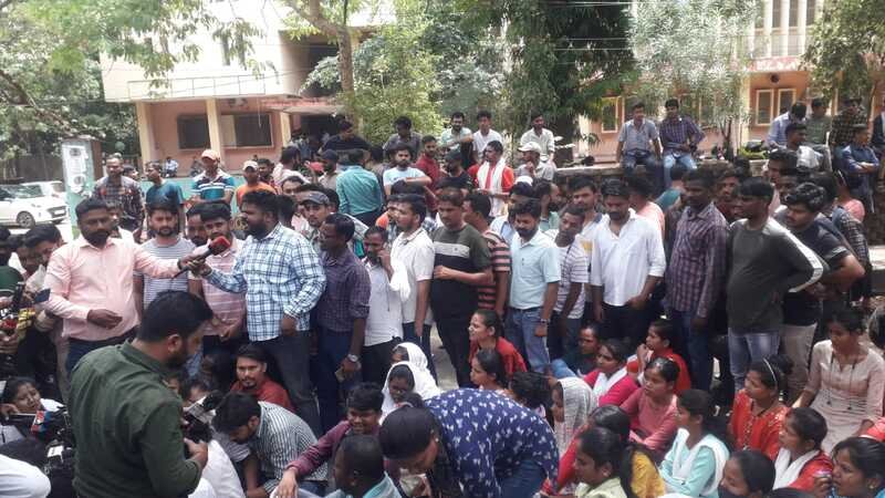 रांची में जर्जर स्कूल की छत गिरने से एक की मौत, तीन गंभीर; शव रख सड़क पर प्रदर्शन