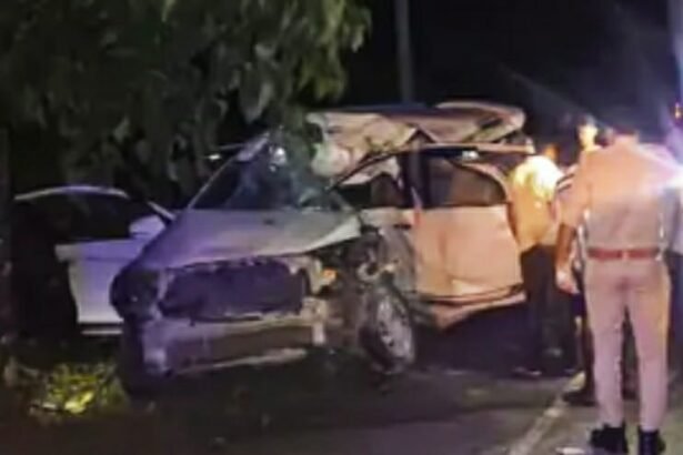 लखीमपुर में भयानक सड़क हादसा: इलाज कराकर लौट रहे परिवार की कार पेड़ से टकराई, तीन की मौत