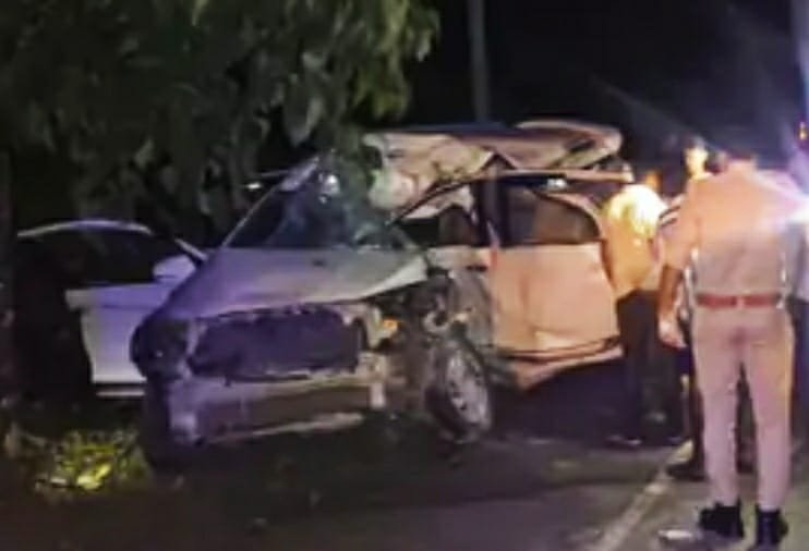 लखीमपुर में भयानक सड़क हादसा: इलाज कराकर लौट रहे परिवार की कार पेड़ से टकराई, तीन की मौत