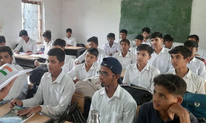 Raisen: During the intensive inspection of the officials in the schools, notices were issued to 46 teachers of the district who were absent and negligent