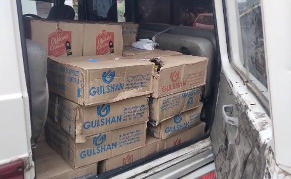 De-addiction campaign got a big success in Tamia, villagers caught a Bolero full of illegal liquor