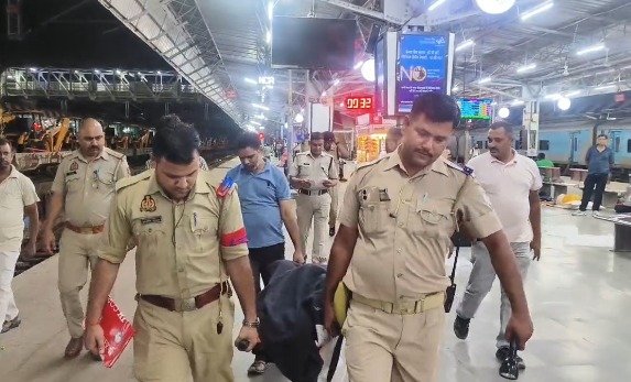 Social worker Kalyan Sundaram died in a moving train while returning from Delhi, he breathed his last before reaching Agra Cantt