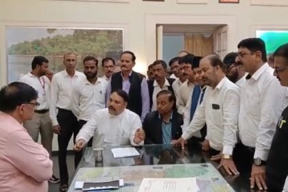 Pilibhit: Angry with the working style of police, lawyers went on strike, submitted memorandum to the District Magistrate