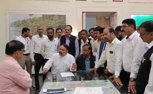 Pilibhit: Angry with the working style of police, lawyers went on strike, submitted memorandum to the District Magistrate