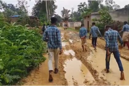 Students are forced to travel barefoot in the mud to reach school"Shoes in hand, feet in the mud...