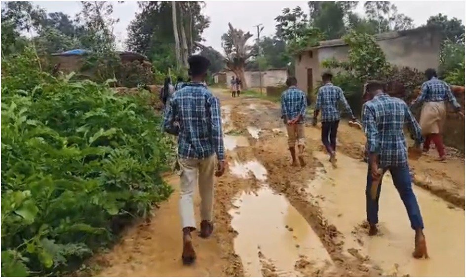 Students are forced to travel barefoot in the mud to reach school"Shoes in hand, feet in the mud...