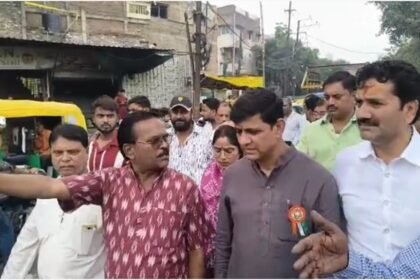indore-mayor-warns-contractor-over-incomplete-road-work