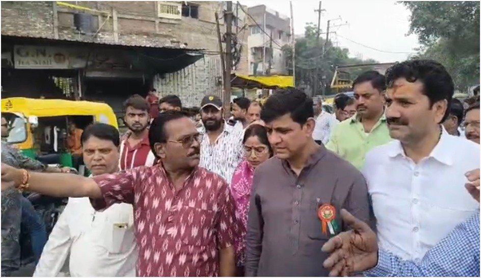 indore-mayor-warns-contractor-over-incomplete-road-work