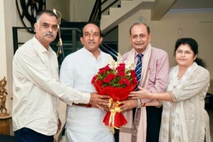 Corporation Chairman Kishan Suryavanshi honored Commander Pranay Rawat on Kargil Vijay Diwas